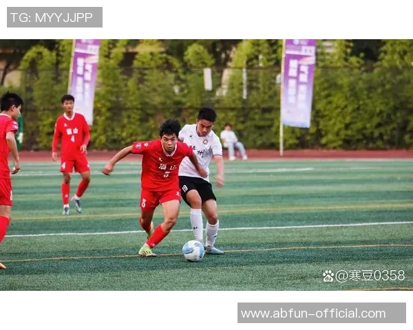 激烈对抗中的足球魅力瞬间展现与精彩动作描写