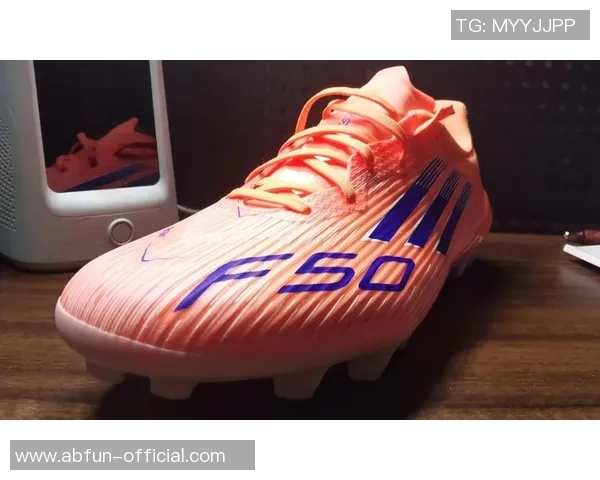 适合各类场地的双足球鞋推荐助你提升球场表现与舒适度